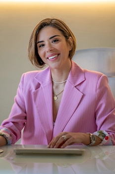 διαιτολόγος στην Αθήνα χαμογελά στο γραφείο της προσφέροντας συμβουλευτική διατροφής και ευεξίας