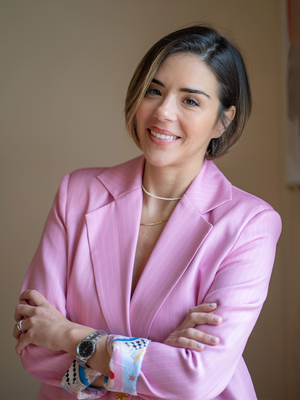 διαιτολόγος στην Αθήνα με ροζ σακάκι προσφέρει εξατομικευμένη διατροφική καθοδήγηση και wellness coaching