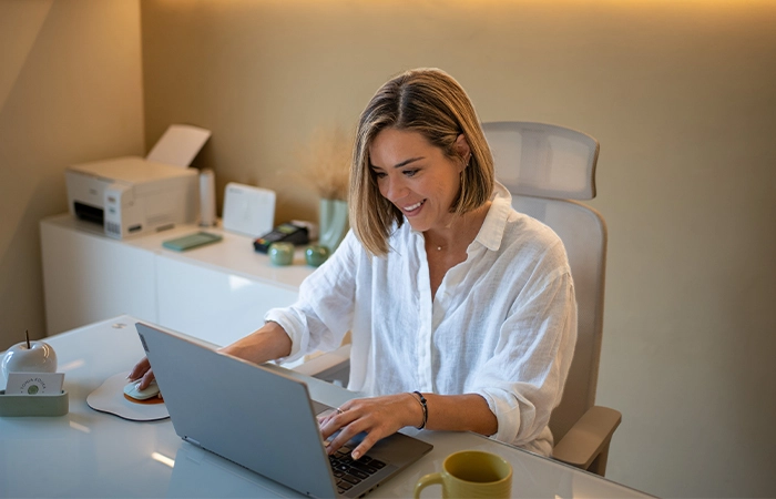 Διαιτολόγος σε γραφείο στην Αθήνα εργάζεται σε laptop προσφέροντας υπηρεσίες διατροφής και ευεξίας